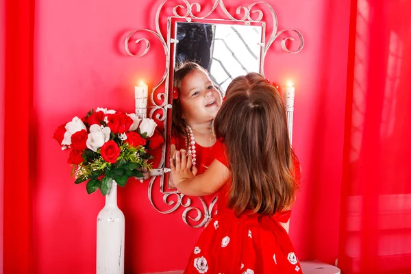 Pequeña girl.close hasta retrato de la joven hermosa niña con el pelo oscuro —  Fotos de Stock