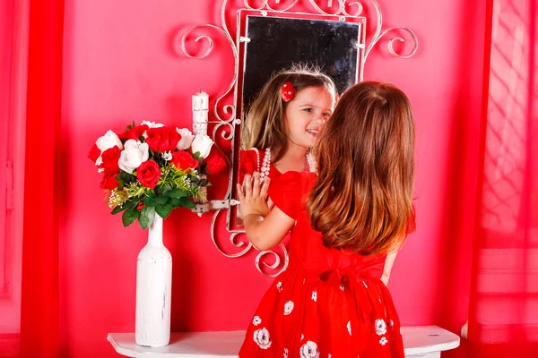 Weinig girl.close van portret van jonge mooie meisje met donkere haren — Stockfoto