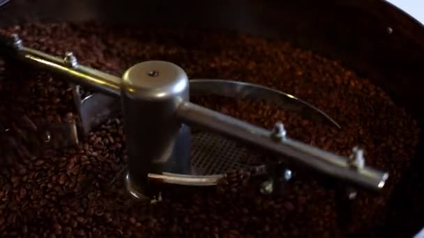 生产新鲜油炸咖啡豆烘焙工艺.在烤箱的冷却盘上搅拌的咖啡豆. — 图库视频影像