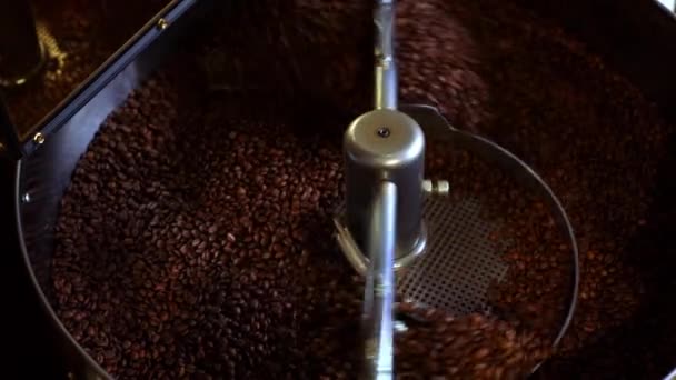 Ψύξη κόκκων καφέ μετά το ψήσιμο. Μηχανή ψησίματος, κοντινό πλάνο — Αρχείο Βίντεο