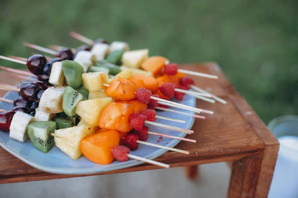 Mélange Fruits Exotiques Sur Brochettes Collation Santé Fête — Photo