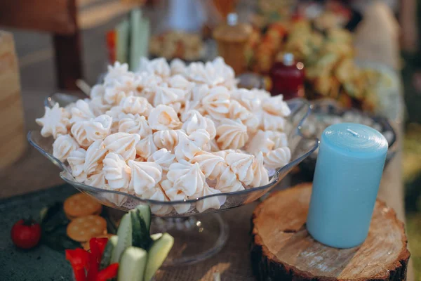 Koyu arkaplanda lezzetli şekerleme tabağı — Stok fotoğraf