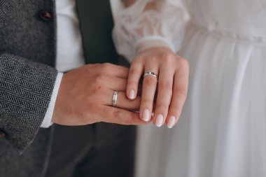 Çiftin el ele tutuşması, kocanın desteklenmesi ya da teselli edilmesi, evlilik ilişkilerinde sempati, cesaret ve anlayış gösterilmesi, uzlaşma kavramında yardımcı olmaya hazır..