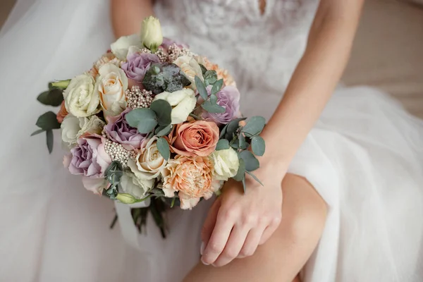 Νύφες Γαμήλια Ανθοδέσμη Παιώνιες Φρέζια Και Άλλα Λουλούδια Στα Χέρια — Φωτογραφία Αρχείου