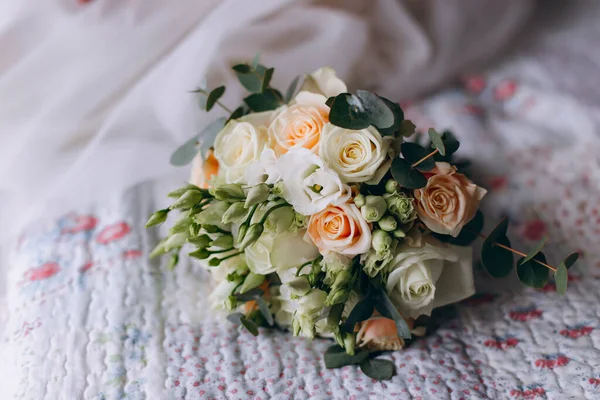 Gelin elinde bir düğün buketi tutuyor..