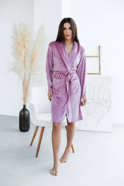 Stres atmak. Sıkı çalışma gününden sonra dinlenin. Spa bornozlu genç bir kadın duş alıyor. Güzellik, vücut ve cilt bakımı konsepti. Yüksek kalite fotoğraf