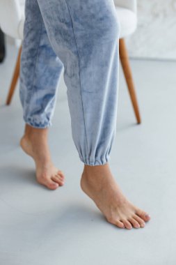 Evde banyo yaptıktan sonra bornoz ve spa havlusuyla rahatlayan sağlıklı, genç bir kadın. Güzellik, dinlenme ve vücut bakımı prosedürleri. Yüksek kalite fotoğraf