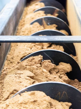 Tavuk yemeğinin canı cehenneme. Kemik, bağırsak, kafa gibi yan ürünlerden yapılan protein zengini bir yemek. Tavuk yemeği genellikle hayvan yemi için bir malzeme olarak kullanılır. Sığ alan ve hareket bulanıklığı.