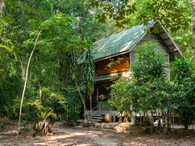 Tayland 'ın Surat Thani bölgesindeki Wat Suan Mokkh' da Keşiş konutu. Wat Suan Mokkh 1932 yılında Budist bir keşiş olan Buda Bhikkhu tarafından Tayland 'ın güneyindeki Surat Thani ormanında bir tapınak ve meditasyon merkezi olarak kurulmuştur..