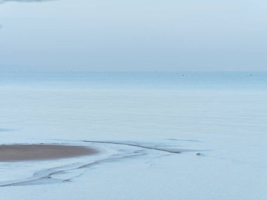 Sahil ve deniz şafak vakti Tayland 'ın Surat Thani eyaletinde..