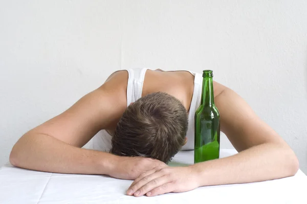 Hombre con una botella —  Fotos de Stock