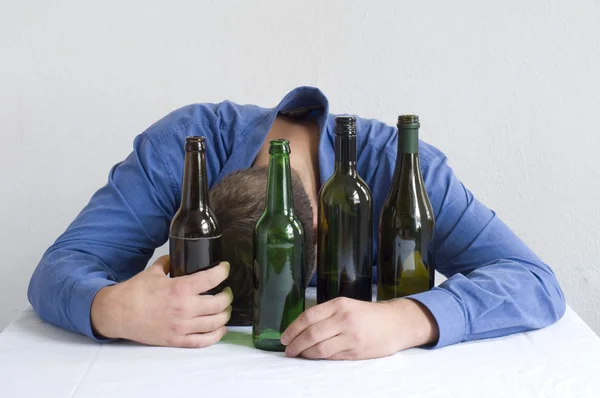 Zakenman alleen drinken thuis — Stockfoto