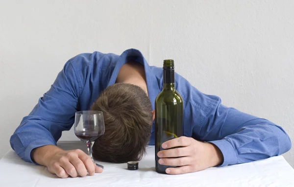 Man met wijn fles en glas — Stockfoto