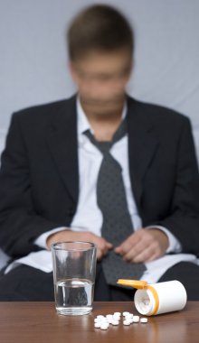 Haplar ve bir bardak su.