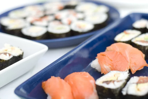 Sushi - tradycyjne dania kuchni japońskiej — Zdjęcie stockowe