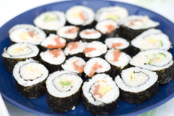 Sushi z łososiem i awokado — Zdjęcie stockowe