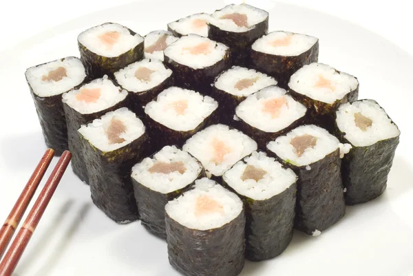 Sushi und Essstäbchen — Stockfoto