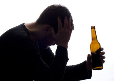 bir şişe bira ile sorunlu adam