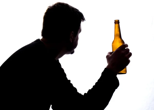 Homme troublé avec une bouteille de bière — Photo