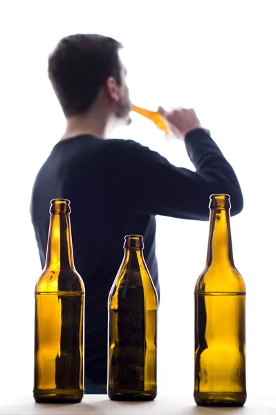 Bottiglie uomo e birra — Foto Stock