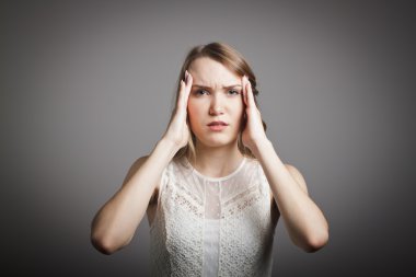Başım ağrıyor. Beyaz genç kadın.