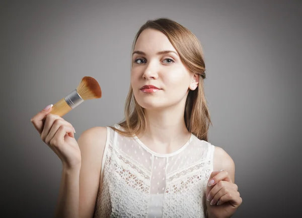 Make-up. meisje in het wit. — Stockfoto