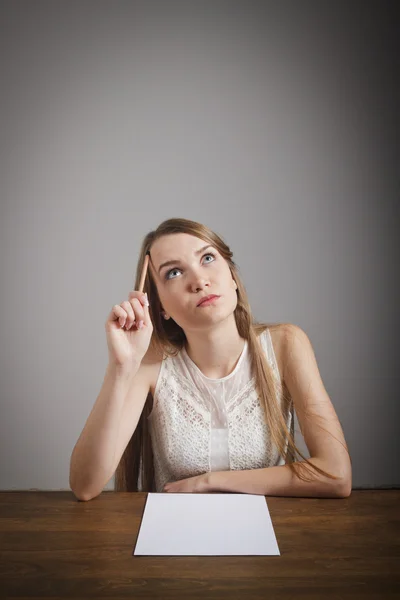 Meisje in gedachten. — Stockfoto