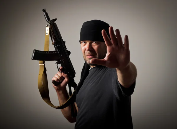 Hombre con arma — Foto de Stock