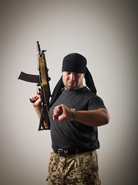 Hombre con arma — Foto de Stock