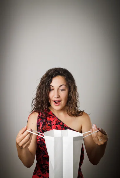 Meisje en papieren zak. — Stockfoto