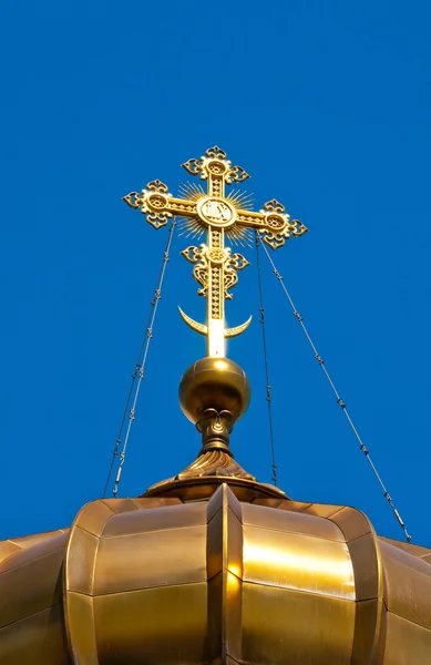Golden cross of the Orthodox church on the blue sky background — Stock Photo, Image