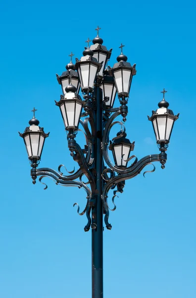 Pouliční lampa s náboženskými prvky v Moskvě, Rusko — Stock fotografie