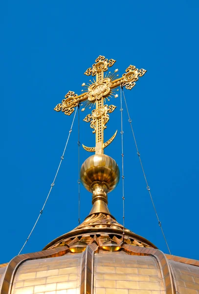 Cruz dorada de la iglesia ortodoxa sobre el fondo azul del cielo — Foto de Stock