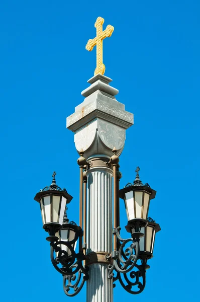 Pouliční lampa s náboženskými prvky v Moskvě, Rusko — Stock fotografie