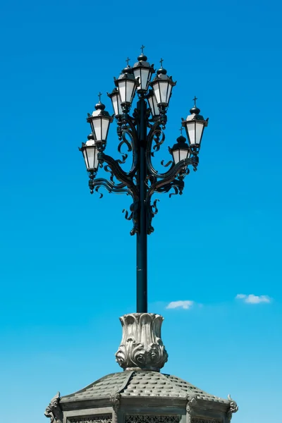 Pouliční lampa s náboženskými prvky v Moskvě, Rusko — Stock fotografie