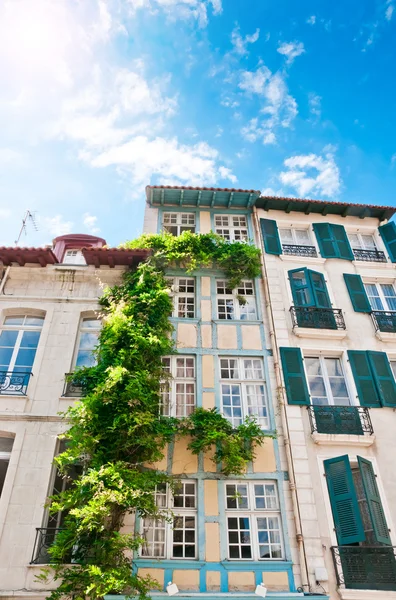 Tipiche case basche a Bayonne, Francia — Foto Stock