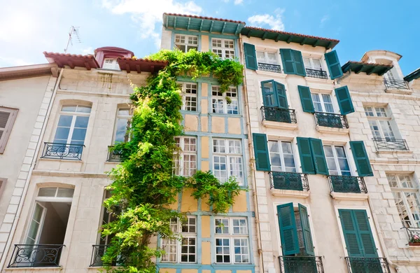 Typical Basque houses in Bayonne, France — Stock Photo, Image