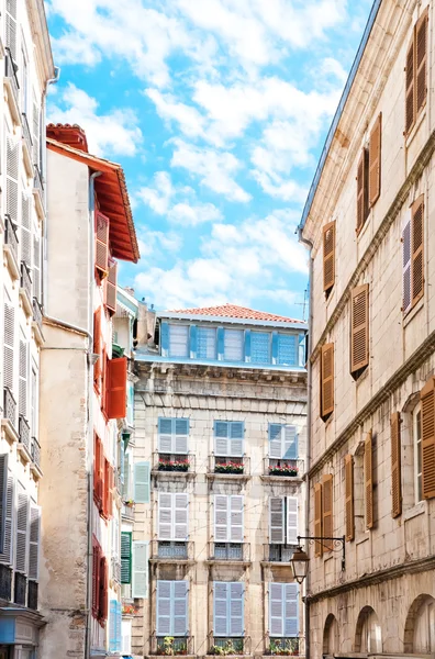 Typical Basque houses in Bayonne, France — Stock Photo, Image