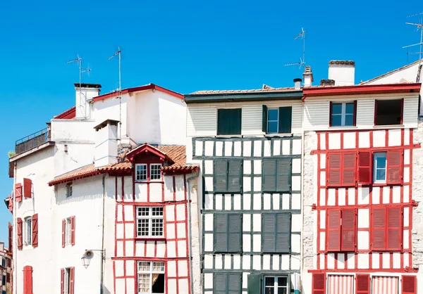 Casas típicas bascas em Bayonne, Francia — Fotografia de Stock