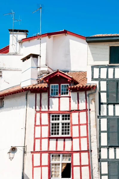 Casas típicas bascas em Bayonne, Francia — Fotografia de Stock