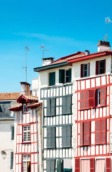 Casas típicas bascas em Bayonne, Francia — Fotografia de Stock