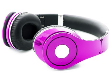 Kulaklıklar beyaz arkaplanda izole edilmiş.