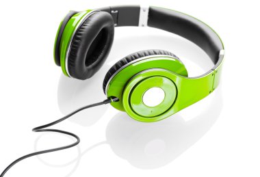 Kulaklıklar beyaz arkaplanda izole edilmiş.