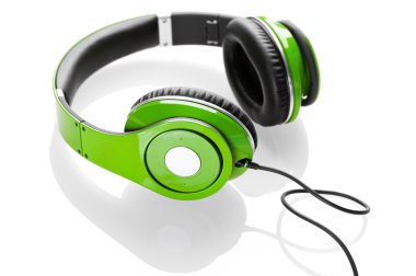 Kulaklıklar beyaz arkaplanda izole edilmiş.