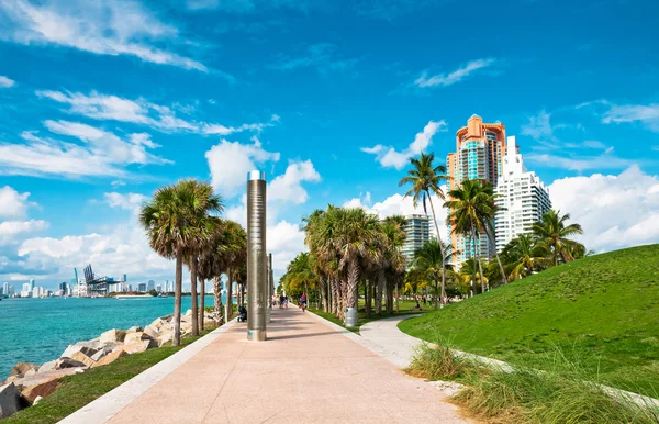 Wandelpad in een het prachtige park in miami beach — Stockfoto