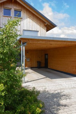 Güney Almanya Bavyera köyü alan ahşap ve modern yanları açık garaj