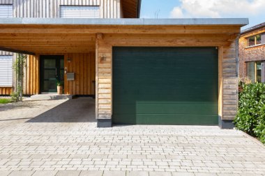 Güney Almanya Bavyera köyü alan ahşap ve modern yanları açık garaj