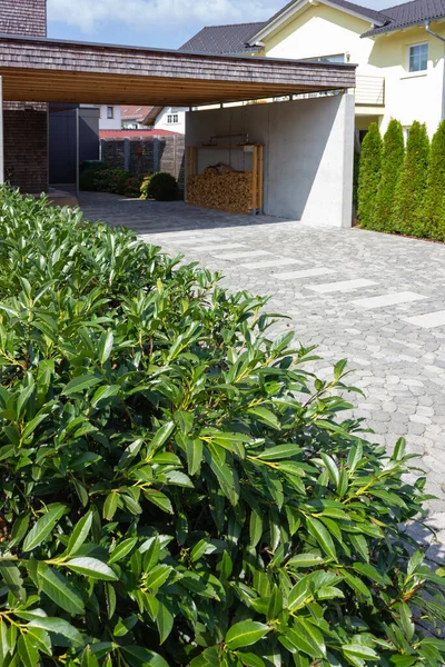 Hölzerner Und Moderner Carport Süddeutschen Dorfgebiet — Stockfoto