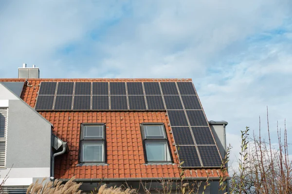 Telhado Com Painéis Solares Dia Primavera — Fotografia de Stock