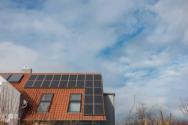 Telhado Com Painéis Solares Dia Primavera — Fotografia de Stock